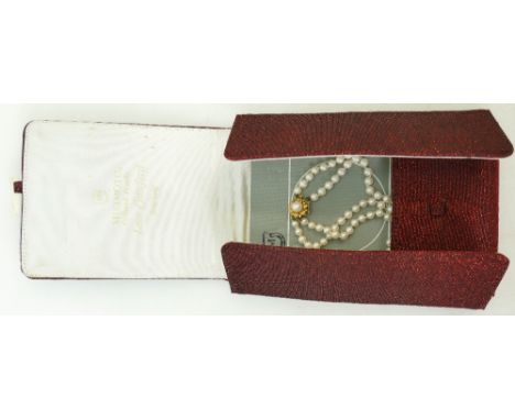 Vintage set of cultured Pearls: A set of pearls with 14ct gold clasp, diameter of pearls 5mm, approx. 43cm wearable length.  