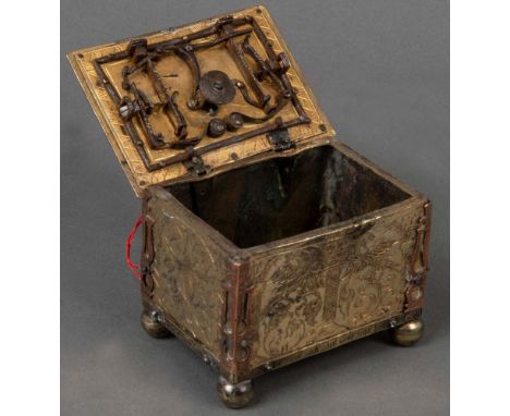   Rechteckiges Kästchen. Nürnberg, Werkstatt Michel Man um 1620. Bronze / Eisen / Messing, reich ziseliert und graviert, mit 