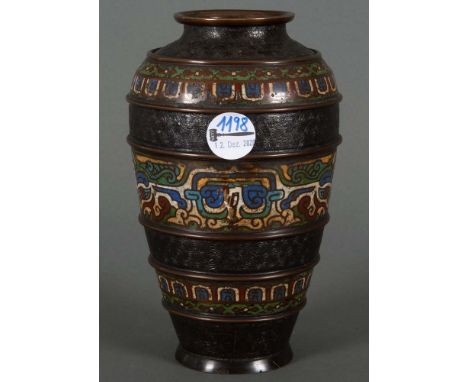   Vase. Japan, Meiji-Periode. Bronze, mit Champlevé-Dekor, H=23,5 cm.           