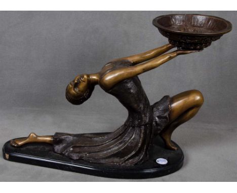   Skulpteur des 20. Jhs. Nach hinten geneigte, barfüßige Tänzerin mit Schale. Bronze, unleserlich sign., auf Marmorsockel, H=