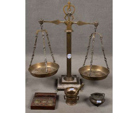  Tischwaage und Gewichtsatz. Deutsch 19. Jh. Bronze / Messing / Marmor; dazu kleiner Mörser und asiatische Schale, H=56 cm, 