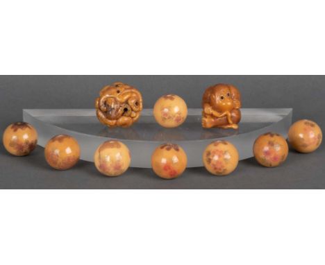   Zwei Netsuke und Kettenkugeln. Asien. Bein bzw. Bernsein, teilw. graviert.           