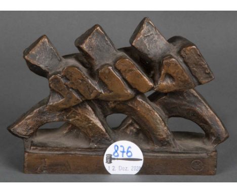   Bildhauer des 20. Jhs. Drei Personen mit Rucksack im Laufschritt. Bronze, am Sockel monogr. H, H=12,5 cm.           
