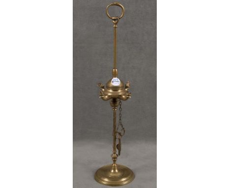   Vierflammige Öllampe. Holland 18. Jh. Mit Dochtschere und Kerzenlöcher. Bronze, H=63 cm.           