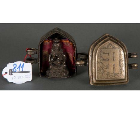   Kleiner Gau mit Bodhisattva. Tibet 19. Jh. Bronze / Metall, H=5,5 cm (Bodhisattva) / H=3,5 cm, B=8 cm, T=7 cm (Behälter).  