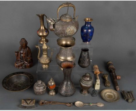   Konvolut Asiatika, u.a. Deckeldosen, Figuren, Gebetsmühle, Schalen und Vasen aus  Bronze, Cloisonèe, Holz, Jade, Messing, t