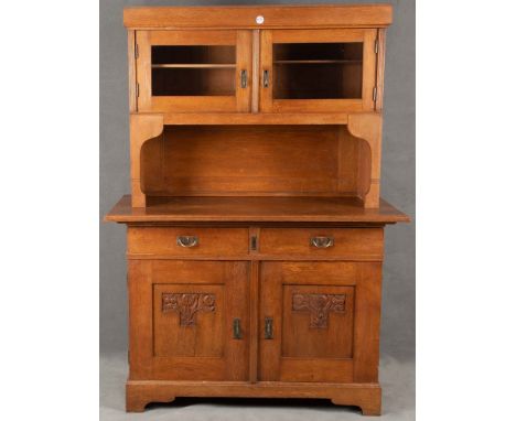   Jugendstil-Buffet Deutsch um 1900. Massiv Eiche, teilw. furniert und geschnitzt, H=178 cm, B=127 cm, T=61 cm.           