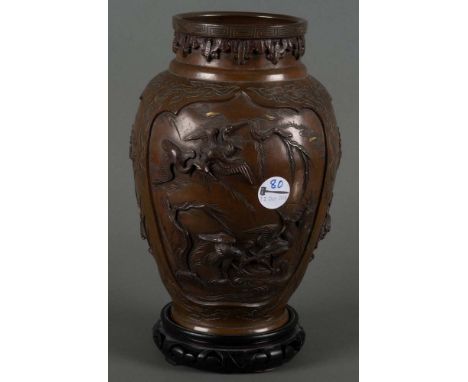   Vase. Japan, Meiji-Periode. Bronze, auf Holzsockel, H=33,5 cm.           