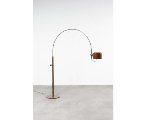 JOE COLOMBO (1930-1971)Mod. CoupéLampadaire arc pivotant à hauteur réglableRéflecteur en aluminium laqué marron, fût en métal