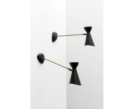 ROBERT MATHIEU (1921-2002)Paire d'appliques articulées à double réflecteurRéflecteur en aluminium laqué noir, rotule et fût e