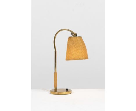 PAAVO TYNELL (1890-1973)Modèle 9201&nbsp;Lampe à poserBase en laiton, fût en laiton et bois et abat-jour en paille tressée.Ta