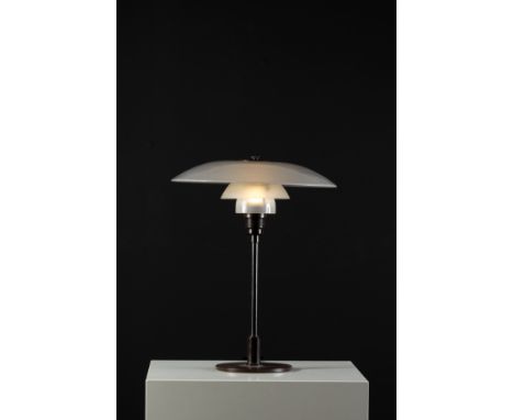 POUL HENNINGSEN (1894-1967)Mod. PH 4/3Lampe à poserVerres dépoli, bakélite et acier patiné. Marque Patented.TafellampMatglas,