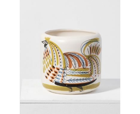 ROGER CAPRON (1922-2006)Cache-potCéramique émaillée blanche à décor polychrome figurant une poule. Signé 'Capron Vallauris'.P