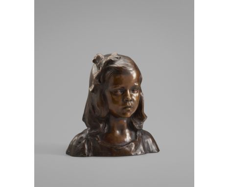 Klimsch, Fritz -- Margot KlimschBronze mit goldbrauner Patina. 1906/60.29 x 27 x 20 cm.Verso an der rechten Schulter signiert