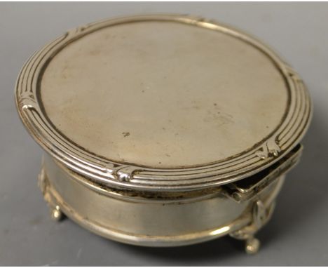 A silver lidded trinket box on three feet, Birmingham 1922