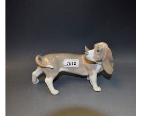 A Llandro model of a hound, 20cm wide, 12cm high