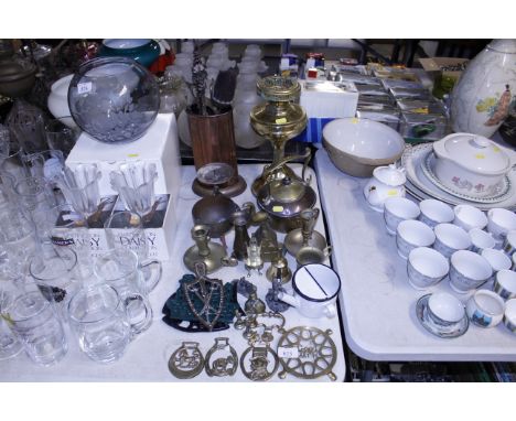 A quantity of various brass and metalware to include candle sticks; tea kettle; lamp base; horse brasses etc