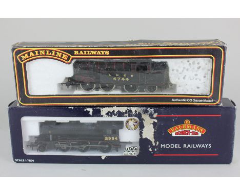 A Bachmann Branchline 'OO' gauge model railway locomotive and tender K3 LNER 2934 black group standard, together with a Mainl