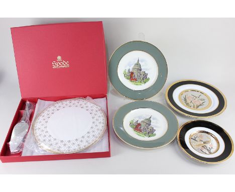 A Spode porcelain circular cake plate in Fleur de Lis gold, 28.5cm, together with cake slice, boxed with original packaging, 