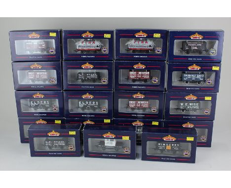 Nineteen Bachmann Branchline 'OO' gauge model railway wagons, all boxed (19)