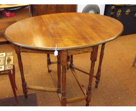 Early 20th century oak drop leaf gate leg side table