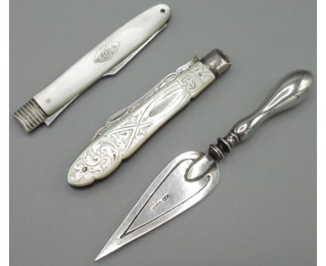 Edward V11 soft fruit knife with mother of pearl handle and engraved silver blade, Sheffield 1903, a similar fork, blade mark