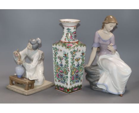 Two Nao figures and a Chinese vase