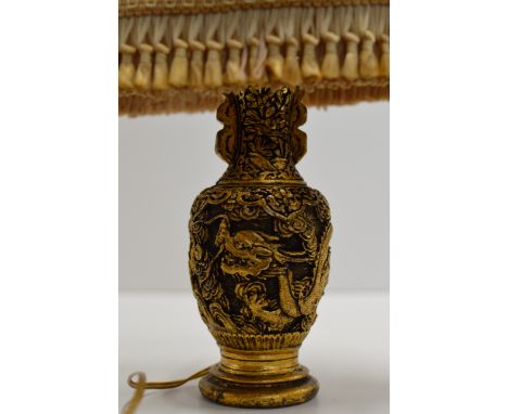 AN OLD CHINESE GILT FINISHED DRAGON DESIGN TABLE LAMP WITH SHADE     
