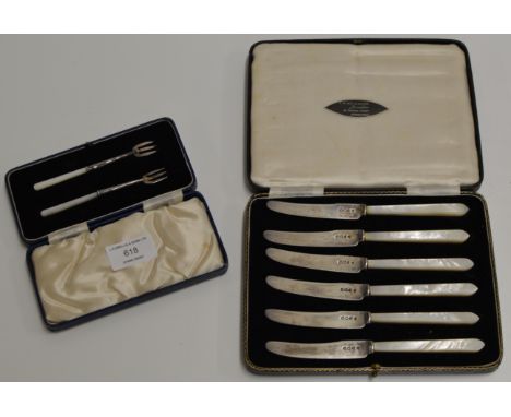 BOXED SET OF 6 TEA KNIVES WITH SHEFFIELD SILVER BLADES &amp; MOTHER OF PEARL HANDLES, TOGETHER WITH A BOXED PAIR OF CHESTER S