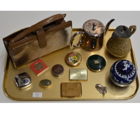 TRAY CONTAINING VINTAGE LADIES HANDBAG, VARIOUS POWDER COMPACTS, E.P.N.S. TEAPOT, VARIOUS POWDER COMPACTS, WHITE METAL HORSE 