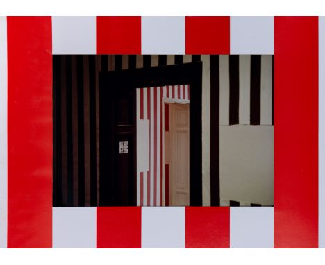 DANIEL BUREN 1938 OHNE TITEL (MÖNCHENGLADBACH) 1984 C-Print, mit rot-weiß gestreiftem Passepartout. Verso mit Künstlerstempel