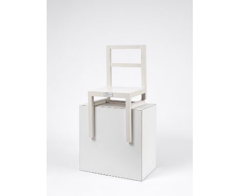 TIMM ULRICHS 1940 DER ERSTE SITZENDE STUHL (NACH LANGEM STEHEN SICH ZUR RUHE SETZEND) 1970 Holzstuhl, weiß lackiert, mit gepr