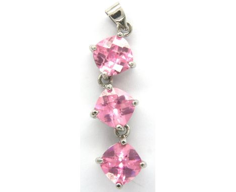 18ct white gold and rose quartz pendant, overall H: 3.9g. P&amp;P Group 1 (£14+VAT for the first lot and £1+VAT for subsequen