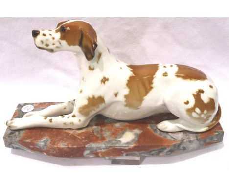 1930's ceramic sporting hound on a marble base, L: 30 cm. No visible damages. P&amp;P Group 3 (£25+VAT for the first lot and 