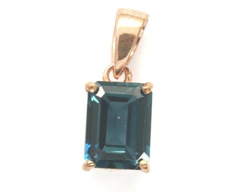 9ct gold London blue topaz pendant, 1.3g. P&amp;P Group 1 (£14+VAT for the first lot and £1+VAT for subsequent lots) 