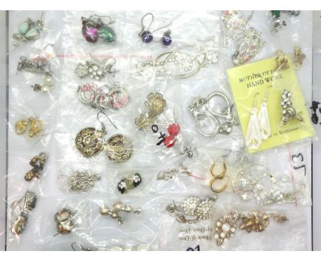 Thirty pairs of costume jewellery earrings. P&amp;P Group 1 (£14+VAT for the first lot and £1+VAT for subsequent lots) 