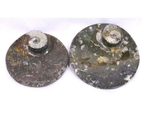 Pair of turned stone pin dishes, polished to show fossil content, D: 11 cm. P&amp;P Group 2 (£18+VAT for the first lot and £3