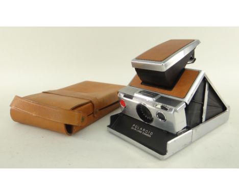 VINTAGE POLAROID SX-70 LAND CAMERA with tan leather facings and leather carry case