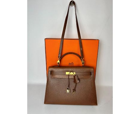 Boxed HERMES Sellier Kelly 32 two-way hand bag bearing the heat stamp engraving  "Z" (1996) in dark-tan. Ardennes dark tan le