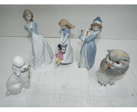 Nao by Lladro - Five pieces - Stamped and impressed marks. Minnie's head has been off and reglued apart from that No damage o