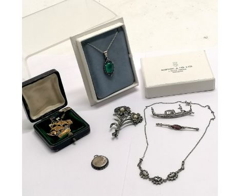 Qty of silver jewellery - gilt filigree galleon with enamel detail (in antique retail box), 935 silver Art Deco bar brooch (5
