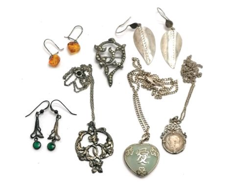 Qty of silver jewellery inc Chinese hardstone jadeite heart pendant on 44cm chain , amber heart shaped earrings, coin pendant