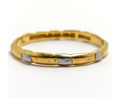 22ct gold and platinum hallmarked band ring size R 2.3g