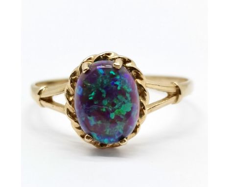 9ct gold hallmarked ring set with an opal size R 1.4g total weight