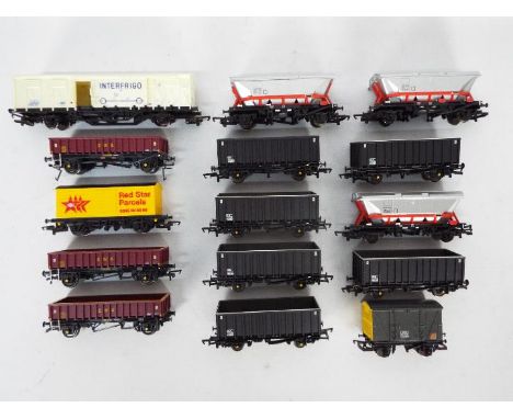 Bachmann, Hornby - An unboxed collection of 15 items of OO gauge freight rolling stock. Lot Bachmann #33379 MEA 45T mineral w