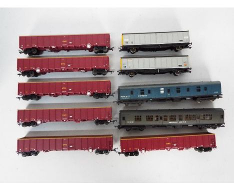 Bachmann, Dapol, Lima - A mixed lot of 10 OO gauge unboxed passenger and freight rolling stock. Lot includes Dapol B77 MBA Mo