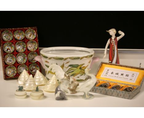 CERAMICS & GLASS - a boxed 4 glass snuff bottles in a 'Great Wall & Panda Set' (one lid a/f), a boxed Chinese Zodiac set of m