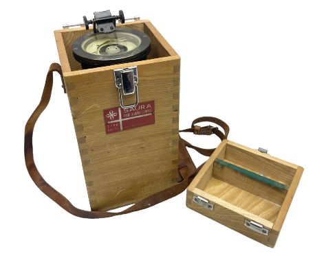 Saura handheld compass in wood case