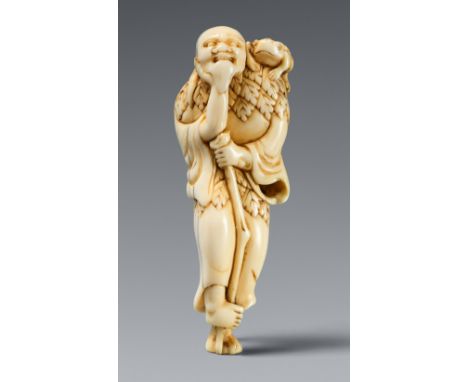 Sennin mit Krücke und Kröte. Elfenbein. Um 1800Der Unsterbliche mit Blattumhang um Schultern und Hüfte steht auf einem Bein u