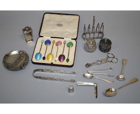 An Edwardian four section silver wire work Melba toast rack of arched form with loop handle. London 1902. Together with other
